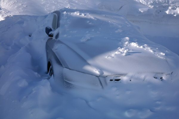coche cubierto de nieve